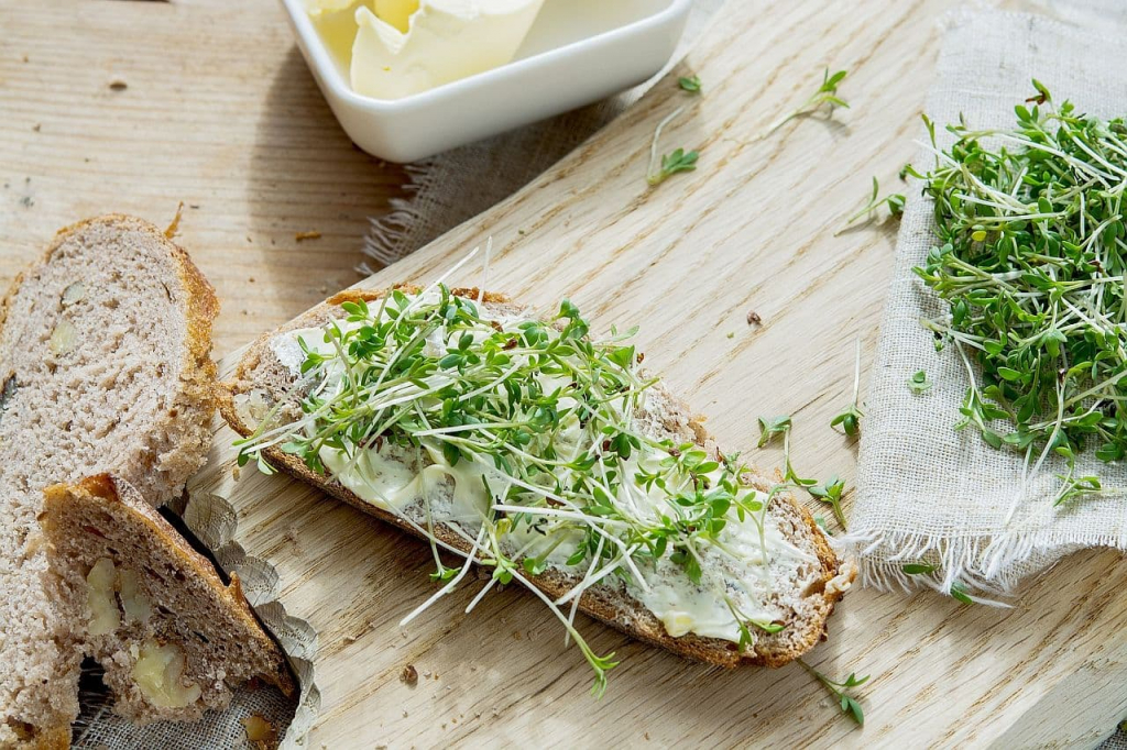 Brot mit Butter und Kresse