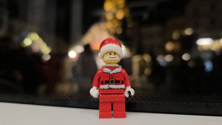 Legofigur Weihnachtsmann in der Straßenbahn