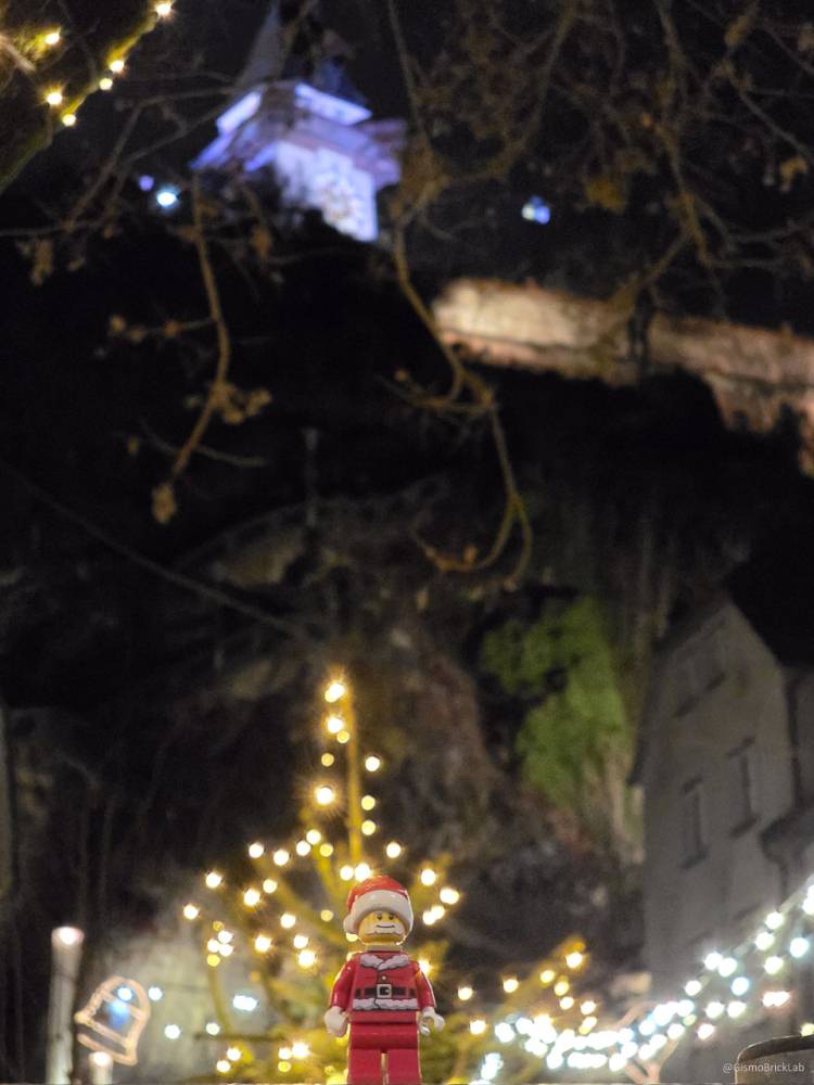 Mini Weihnachtsmann vor dem Grazer Uhrturm